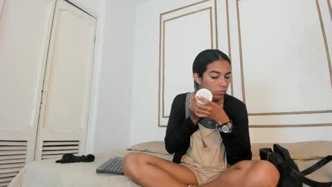 Snapshot of emily_gaviria1 chatting on May 18, 12:11 pm emily_gaviria1 online show from May 18, 12:11 pm