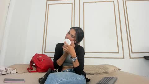 Snapshot of emily_gaviria1 chatting on May 19, 12:11 pm emily_gaviria1 online show from May 19, 12:11 pm