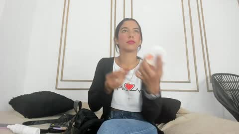 Snapshot of emily_gaviria1 chatting on May 23, 12:09 pm emily_gaviria1 online show from May 23, 12:09 pm