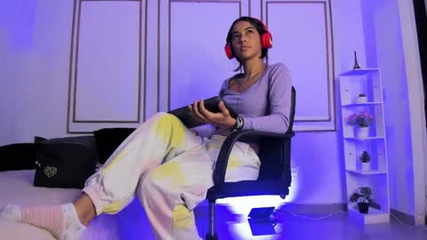 Snapshot of emily_gaviria1 chatting on June 6, 12:43 pm emily_gaviria1 online show from June 6, 12:43 pm