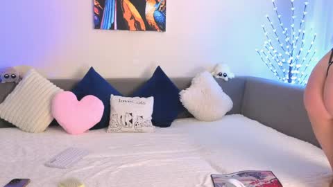 Snapshot of emily_heels chatting on May 4, 11:28 am Emily Heels online show from May 4, 11:28 am