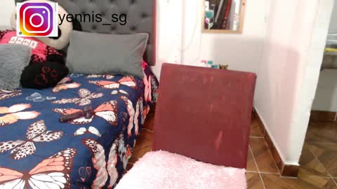 Snapshot of emily_hot_01 chatting on December 8, 10:08 am emily online show from December 8, 10:08 am