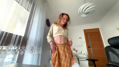 Snapshot of emily_in_parisss chatting on October 14, 10:38 am Emily  online show from October 14, 10:38 am