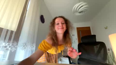 Snapshot of emily_in_parisss chatting on October 29, 11:23 am Emily  online show from October 29, 11:23 am