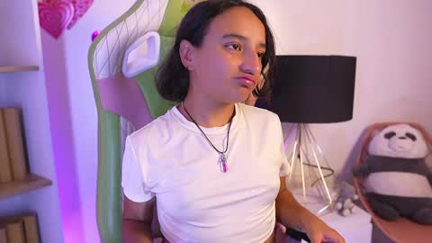 Snapshot of emily_jonexs_ chatting on May 22, 5:51 pm mily online show from May 22, 5:51 pm
