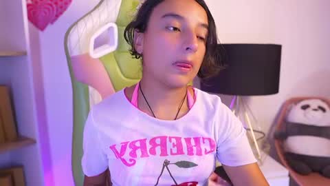 Snapshot of emily_jonexs_ chatting on May 23, 3:38 pm mily online show from May 23, 3:38 pm