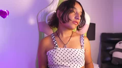 Snapshot of emily_jonexs_ chatting on May 27, 3:53 pm mily online show from May 27, 3:53 pm