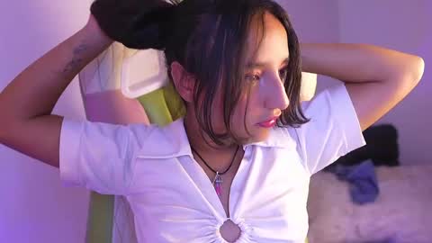 Snapshot of emily_jonexs_ chatting on May 28, 4:59 pm mily online show from May 28, 4:59 pm
