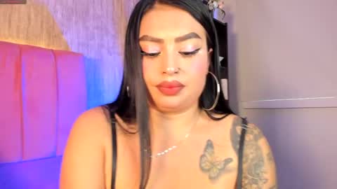 Snapshot of emily_klarence chatting on May 28, 7:33 pm Emily online show from May 28, 7:33 pm