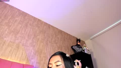 Snapshot of emily_klarence chatting on June 19, 7:17 pm Emily online show from June 19, 7:17 pm