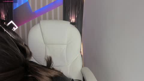 Snapshot of emily_layton chatting on January 21, 2:37 pm Emily online show from January 21, 2:37 pm