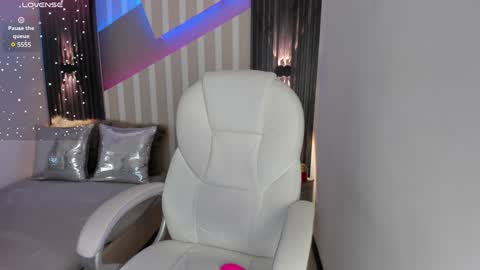 Snapshot of emily_layton chatting on January 25, 7:28 pm Emily online show from January 25, 7:28 pm