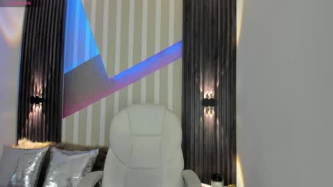 Snapshot of emily_layton chatting on January 29, 5:35 pm Emily online show from January 29, 5:35 pm