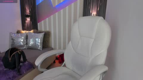 Snapshot of emily_layton chatting on February 4, 2:32 pm Emily online show from February 4, 2:32 pm