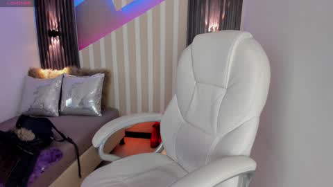 Snapshot of emily_layton chatting on February 6, 2:37 pm Emily online show from February 6, 2:37 pm