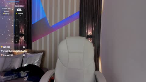 Snapshot of emily_layton chatting on February 7, 7:59 pm Emily online show from February 7, 7:59 pm