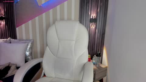 Snapshot of emily_layton chatting on February 8, 9:46 pm Emily online show from February 8, 9:46 pm