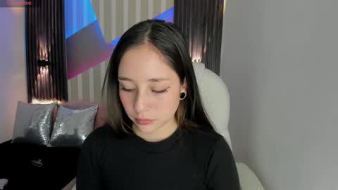 Snapshot of emily_layton chatting on February 9, 4:29 pm Emily online show from February 9, 4:29 pm