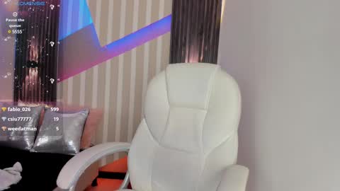 Snapshot of emily_layton chatting on February 10, 9:04 pm Emily online show from February 10, 9:04 pm