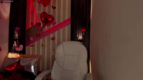 Snapshot of emily_layton chatting on February 14, 2:33 pm Emily online show from February 14, 2:33 pm