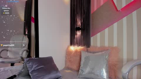 Snapshot of emily_layton chatting on February 27, 6:53 pm Emily online show from February 27, 6:53 pm