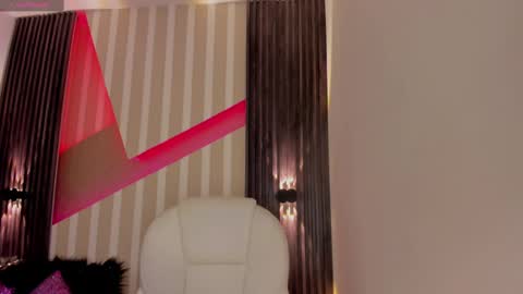 Snapshot of emily_layton chatting on March 3, 6:33 pm Emily online show from March 3, 6:33 pm