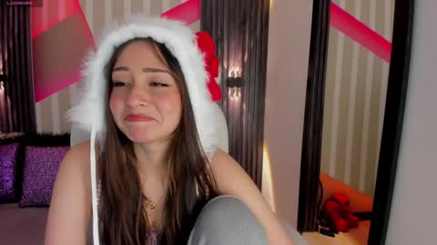 Snapshot of emily_layton chatting on March 6, 7:10 pm Emily online show from March 6, 7:10 pm