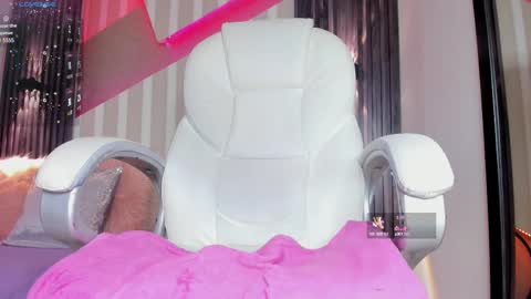 Snapshot of emily_layton chatting on March 12, 4:56 pm Emily online show from March 12, 4:56 pm