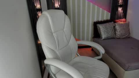 Snapshot of emily_layton chatting on September 20, 3:35 pm Emily online show from September 20, 3:35 pm