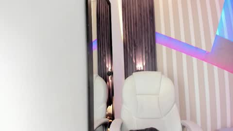 Snapshot of emily_layton chatting on October 4, 3:32 pm Emily online show from October 4, 3:32 pm