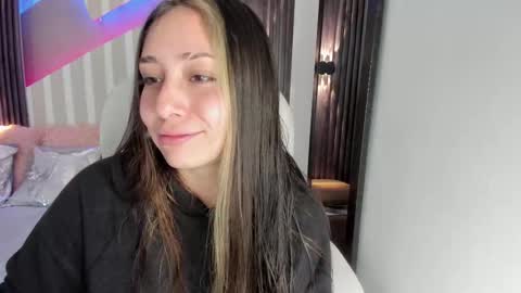 Snapshot of emily_layton chatting on October 18, 3:35 pm Emily online show from October 18, 3:35 pm