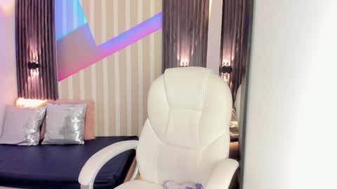 Snapshot of emily_layton chatting on October 24, 1:40 pm Emily online show from October 24, 1:40 pm