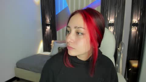 Snapshot of emily_layton chatting on October 31, 2:07 pm Emily online show from October 31, 2:07 pm