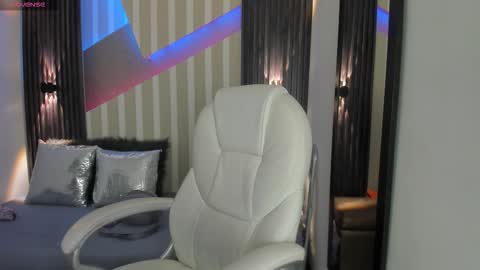 Snapshot of emily_layton chatting on November 30, 4:55 pm Emily online show from November 30, 4:55 pm