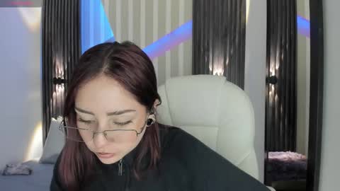 Snapshot of emily_layton chatting on December 1, 3:06 pm Emily online show from December 1, 3:06 pm