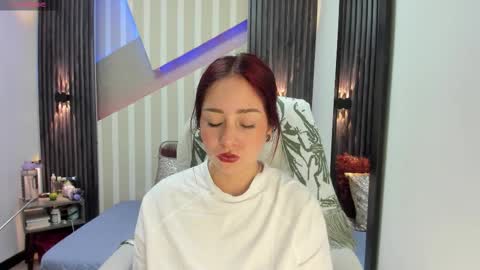 Snapshot of emily_layton chatting on December 14, 4:45 pm Emily online show from December 14, 4:45 pm