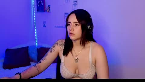 Snapshot of emily_lindey_ chatting on May 8, 3:12 am Emily Lindey online show from May 8, 3:12 am