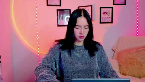 Snapshot of emily_lindey_ chatting on June 3, 4:59 am Emily Lindey online show from June 3, 4:59 am