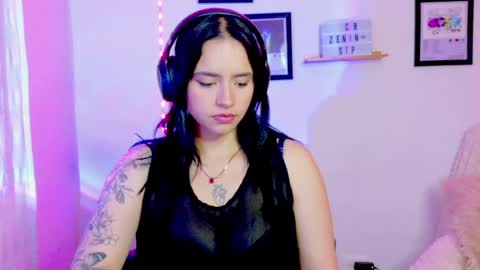 Snapshot of emily_lindey_ chatting on June 7, 5:00 am Emily Lindey online show from June 7, 5:00 am