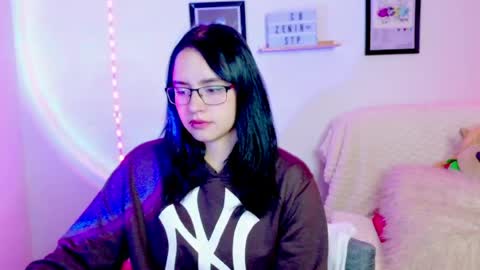 Snapshot of emily_lindey_ chatting on June 11, 2:22 am Emily Lindey online show from June 11, 2:22 am