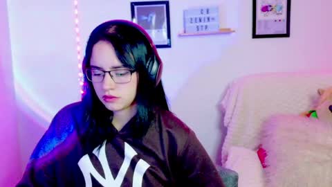 Snapshot of emily_lindey_ chatting on June 11, 2:53 am Emily Lindey online show from June 11, 2:53 am