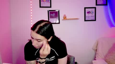 Snapshot of emily_lindey_ chatting on June 17, 6:38 am Emily Lindey online show from June 17, 6:38 am