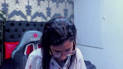 Snapshot of emily_loperaa chatting on May 2, 2:11 pm Emily online show from May 2, 2:11 pm