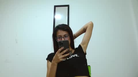 Snapshot of emily_loperaa chatting on May 16, 2:19 am Emily online show from May 16, 2:19 am