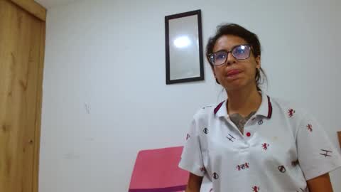 Snapshot of emily_loperaa chatting on June 9, 12:44 am Emily online show from June 9, 12:44 am