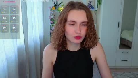 Snapshot of emily_lune chatting on May 6, 6:41 am Emily online show from May 6, 6:41 am