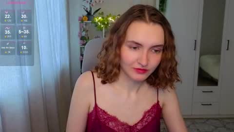 Snapshot of emily_lune chatting on May 10, 2:17 am Emily online show from May 10, 2:17 am