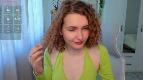 Snapshot of emily_lune chatting on June 4, 2:28 am Emily online show from June 4, 2:28 am