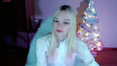 Snapshot of emily_nyaffe chatting on January 2, 9:18 pm Lia online show from January 2, 9:18 pm