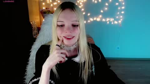 Snapshot of emily_nyaffe chatting on February 25, 1:52 am Lia online show from February 25, 1:52 am